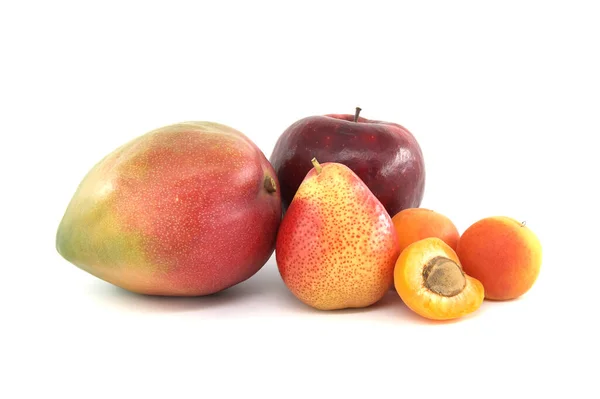 五彩缤纷的成熟芒果和梨子 红苹果和半熟杏仁果实 背景为白色 — 图库照片