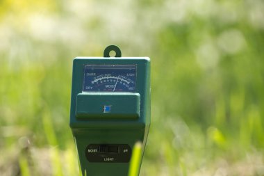 Tarımölçer arka planda bulanıklık yaratıyor. Yüksek teknoloji tarım kavramı