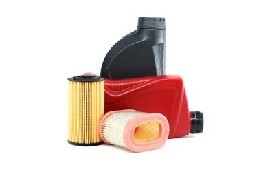 Araç motor yağı, beyaz arka planda izole edilmiş elementleri ve motor yağı kutularını filtreler. Bakımın yerine konteynırlar, plastik depolama veya yağ ve filtre
