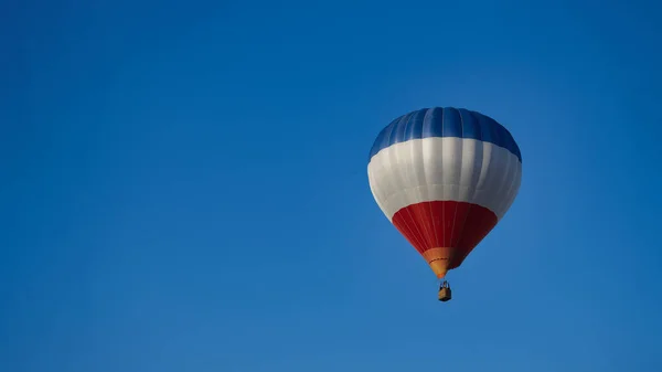 Hot Air Balloon Brilliant Blue Color Sky Adventure Exploration Banner — Stock Photo, Image