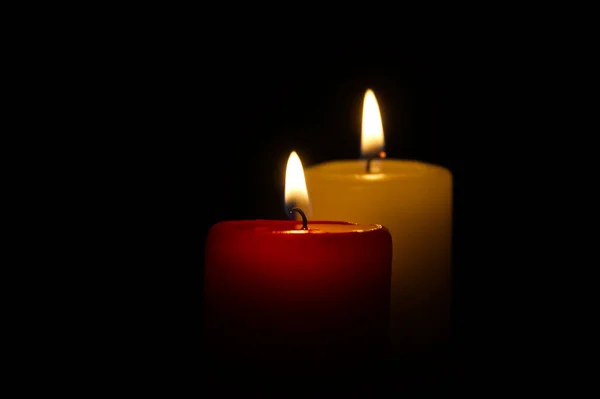夜晚的黑暗中 两支燃烧着的蜡烛 用复制的空间把视野关上 希望和记忆 — 图库照片