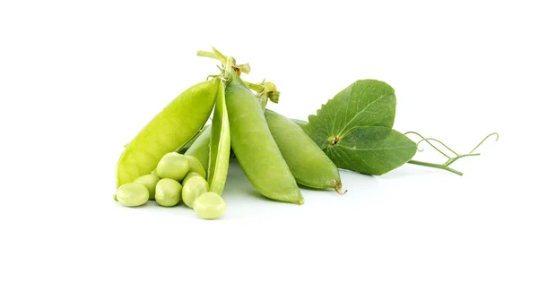 緑の葉が白い背景に隔離された新鮮な庭のエンドウ豆のポッド 完全な成熟の前に選んだ甘いエンドウ豆または英語のエンドウ豆 — ストック写真