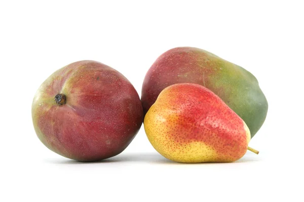 新鲜的全彩色成熟芒果 梨子和红苹果果实 背景为白色 — 图库照片