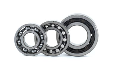 Beyaz arka planda izole edilmiş çeşitli bilye kümeleri. Motor ve şasi süspansiyonu için otomobil parçaları, otomobil parçaları.