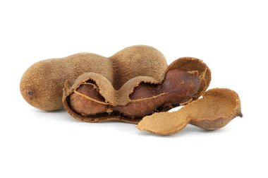 Tamarind meyveleri, tüm ve çatlak beyaz arka planda izole (Tamarindus indica)