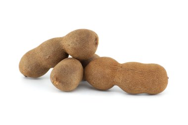 Tamarind meyve kabukları beyaz arka planda izole (Tamarindus indica)