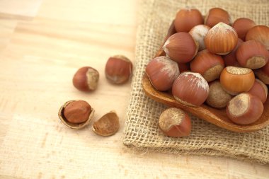 Tahta tabakta fındık kabuğu var. Tahta bir sehpanın üzerinde. Metin için de fotokopi alanı var.