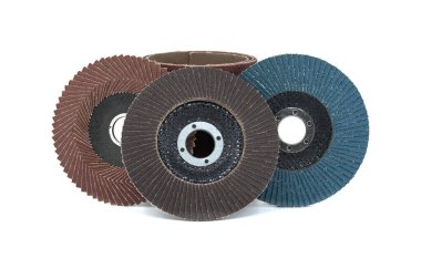 Zımpara diskleri ve zımpara kağıtları yakın görüntüde beyaz arka planda izole edilmiş, genellikle çeşitli endüstrilerde öğütme, zımparalama ve cilalama için kullanılır.