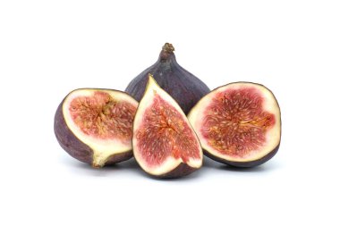 Taze incirler tek parça halinde ve beyaz arka plan üzerinde izole edilmiş, tam derinlikte.