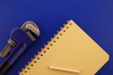 Yenileme, inşa, imalat, yapım veya onarım iki farklı anahtar, kalem ve defter düzenleme ile düz konsept yatar