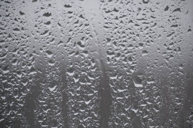 Damlacıklar dışarıdaki bir yağmur damlasından düşerek bir pencereye saçıldılar. Huzur ve yalnızlık genellikle yağmurlu günlerle ilişkilendirilir.