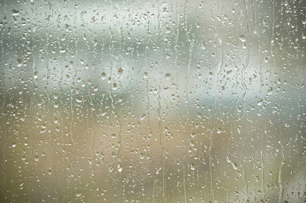 Капли Выпадающие Дождя Разбросаны Окну Спокойствие Одиночество Часто Ассоциируются Дождливыми Стоковое Изображение