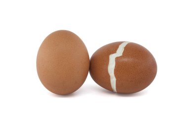 Kaynama işlemi sırasında kırılan haşlanmış yumurtalar beyaz bir arka planda izole edilmiş.