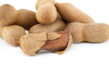 Tamarind meyveleri, tüm ve çatlak beyaz arka planda izole (Tamarindus indica)