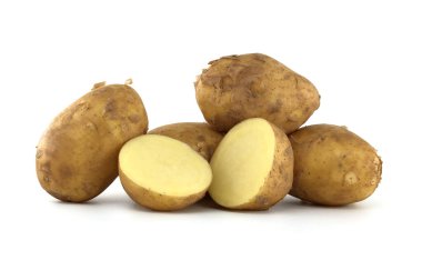 Bir grup taze patates, açık kahverengi bir ten ve koyu kahverengi lekeler beyaz arka planda izole edilmiş, bir patates ikiye bölünmüş sarı iç yüzünü gösteriyor