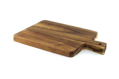 Ahşap kesme tahtası, eski, kalın ahşaptan yapılmış ve beyaz bir arka planda izole, çatlaklar, çizikler ile karakterize kırsal, eski bir görünüm taşıyor.