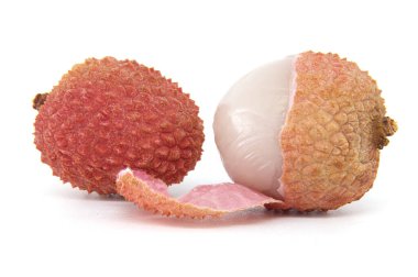 İçindeki sulu beyaz eti ortaya çıkarmak için kabuğu kısmen çıkarılmış bir liçi meyvesinin yakın plan görüntüsü. Beyaz bir arkaplanda izole edilmiş.