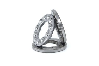 Beyaz arka planda izole edilmiş itme topu, yataklar üst üste istiflenmiş, iç yapıyı sergiliyor