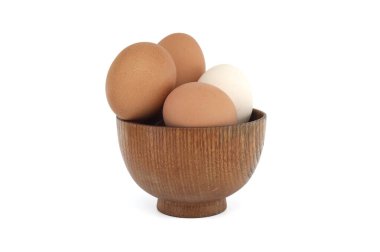 Beyaz arkaplanda farklı renkte yumurta kasesi