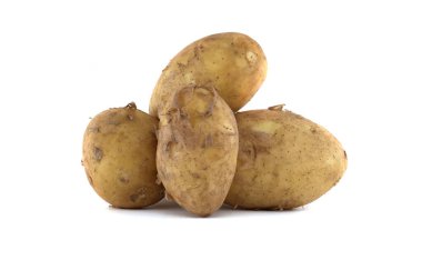 Bir grup taze patates, açık kahverengi tenli ve koyu kahverengi benekli beyaz arka planda izole edilmiş.