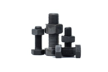 Beyaz arka planda çeşitli metal cıvatalar ve fındıklar. Yapım, mühendislik ve mekanik projelerde kullanılan endüstriyel donanım bileşenlerini, dayanıklılık ve dayanıklılığı vurgulamak için ideal.