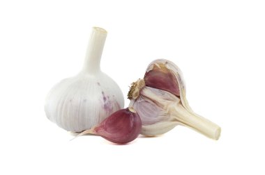 Değişen boyutlarda taze sarımsak soğanları ve karanfiller beyaz arka planda izole edilmiş, aromatik ve organik özelliklerini vurguluyorlar.