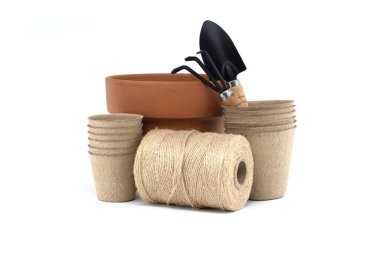 Bahçıvanlık aletleri. Terracotta tenceresi, bir makara sicim ve biyolojik çözünürlükte çömlekler. Çevre dostu bahçe kavramları için mükemmel..