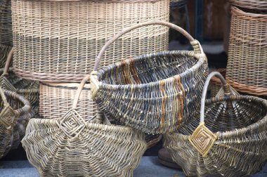 Geleneksel zanaat ve karmaşık dokuma kalıplarını vurgulayan çeşitli el yapımı hasır sepetler, dekorasyon veya pratik kullanım için ideal.