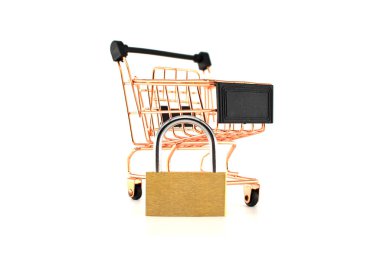 Perakende ve çevrimiçi alışveriş ortamlarında güvenlik ve korumayı sembolize eden bir alışveriş arabasının görüntüsü.