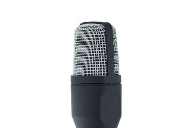 Profesyonel mikrofon, ses üretimi ve yayınında podcast ve kayıt stüdyosu kullanımı için beyaz arka planda izole edilmiş.