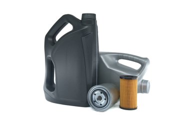Verimli motor performansı için gerekli araç bakım araçlarını gösteren, mekanik ve araç sahipleri için uygun iki yağ kabı ve otomotiv filtresi beyaz arka planda sergilenmektedir.