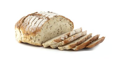 Taze pişmiş bir somun ekmek, kısmen beyaz arka planda dilimlenmiş, dokusu ve tahılları sergileniyor. Yemek pişirme ve yemek fotoğrafçılığıyla ilgili sunumlar ve reklamlar için mükemmel.