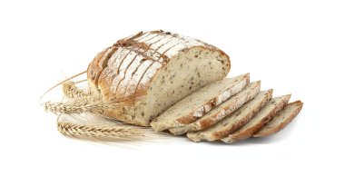 Beyaz arka planda buğday kulakları eşliğinde taze dilimlenmiş çavdar ekmeği. Pişirme, sağlık, beslenme ve geleneksel ev yapımı yemek kavramları için mükemmel.