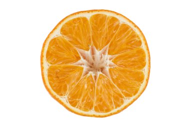 Canlı rengini ve sulu dokusunu vurgulayarak, beyaz arka planda taze bir portakal diliminin detaylı görüntüsü..