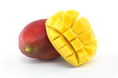 Güzel kesilmiş, canlı sarı küpleri olan bir mango. Yemek fotoğrafçılığı ve sağlıklı yaşam tarzları için mükemmel..