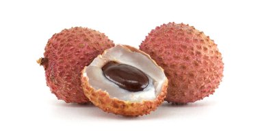 Lychee meyvelerinin yakın plan çekimi, yarıya bölünmüş bir liçi sergileniyor ve sulu iç ve tohumu gözler önüne seriliyor. Canlı bir tropikal meyve gösterisi tazeliği ve doğal ayrıntıları vurguluyor..