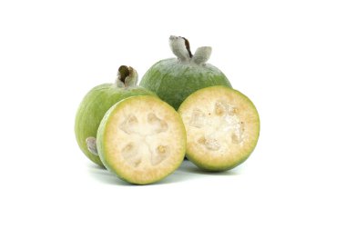 Bütün bir feijoa meyvesinin yakın çekimi ve sulu dokusunu ve egzotik çekiciliğini gözler önüne seren yarım bir bölüm. Sağlık, beslenme ve yemek tasvirleri için mükemmel..