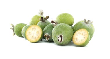 Taze, yeşil feijoa meyvelerinden oluşan bir koleksiyon. İçinin sulu olduğunu göstermek için biraz dilimlenmiş. Canlı ve ayırt edici dokularını yansıtıyor.