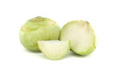 Canlı yeşil kohlrabi, bütün ve dilimlenmiş, beyaz bir arka planda sergileniyor..
