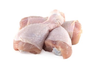 Temiz beyaz arka planda beş çiğ tavuk budu, taze ve pişmemiş kümes hayvanları sergileniyor. Yemek pişirme, yemek hazırlama ve protein açısından zengin bileşenlerin altını çizmek için ideal