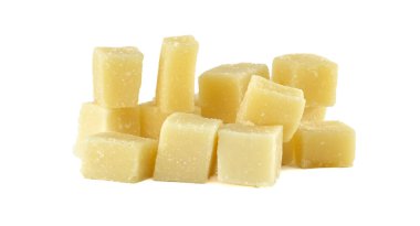 Farklı boyutlarda birçok parmesan peyniri kübü bir araya gelerek, peynirin dokusunu ve rengini vurgulayarak, temiz beyaz bir arkaplan karşısında görsel olarak çekici bir yığın oluşturur.