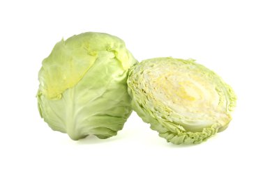 Taze yeşil lahana, bembeyaz bir yüzeyde, sağlıklı ve doğal ürünlerin, yemek pişirmeye, salatalara ve sağlığa duyarlı beslenme ihtiyaçlarına uygun olduğunu vurgulayarak bir bütün olarak sergilenmektedir.