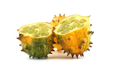 Canlı yeşil iç ve dokulu turuncu dış görünüşünü vurgulayan boynuzlu bir karpuzun yakın plan çekimi meyvelerin eşsiz ve egzotik görünümünü canlı, taze renklerle sergiliyor..