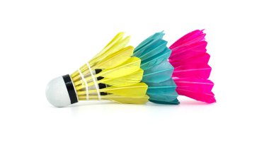 Beyaz bir yüzeyde sıralanmış üç parlak renkli badminton mekik horozuna yakın plan, spor ve eğlence kavramları için mükemmel..