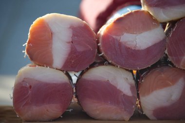 Yakın plan çekimlerde bir yığın Katalan fuet, özel mermerden yapılmış ve yenmeye hazır bir sosis sergilenir..