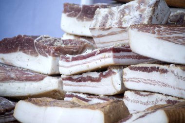 Ağzını sulandıran domuz eti yığınına yakın çekim yaparak leziz bir aşçılık deneyimi sunuyoruz..