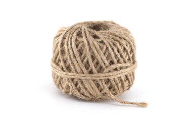 Temiz beyaz arka planda, düzgün bir şekilde yaralanmış bir sicim topunun yakın plan görüntüsü. İpin dokusu açıkça görülebilir, kırsal bir his yaratıyor..