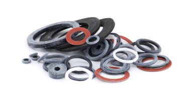 Çeşitli lastik contalar ve mühürlerden oluşan bir koleksiyon. Parlak beyaz bir arkaplanda güzelce düzenlenmiş. Endüstriyel veya mühendislik konularını resmetmek için mükemmel.