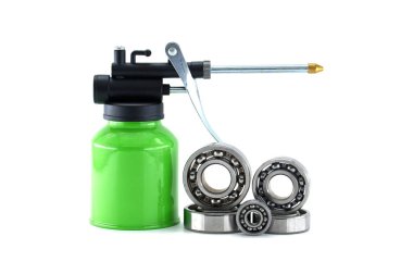 Yeşil yağ tabancası, beyaz arka planda farklı boyutlarda yeni bir bilye grubunu yağlamaya hazır, pürüzsüz bir operasyon ve aşınma ve yırtılmayı önlüyor