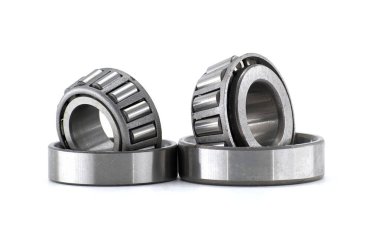 Metal yapılarını ve hassas mühendisliklerini gösteren iki endüstriyel paten rulmanının detaylı yakın çekimi. Mühendislik, imalat, makine kısmi temalar ve projeler için ideal